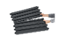 Assemblage de panneaux modulaires noirs pour terrasse ou balcon.