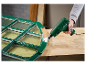 Un ouvrier utilise un décapeur thermique Parkside pour restaurer une vieille fenêtre.