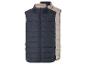 Deux gilets pour homme, un bleu marine et un beige.