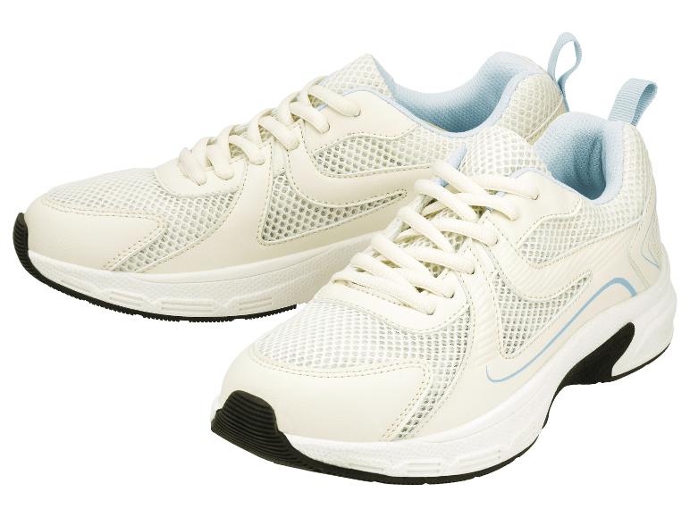 Baskets de sport blanches avec des détails bleu clair.