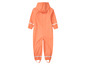 Une combinaison de pluie orange à capuche pour enfants.