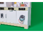 Cuisine d'imitation en bois pour enfants avec un lave-linge sur fond vert.
