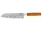 Couteau Santoku en acier inoxydable avec manche en bois, sur fond blanc.