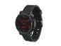 Une montre connectée noire avec un cadran rond et un bracelet en silicone.