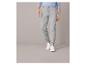 Homme portant un pantalon de survêtement gris et des baskets blanches.