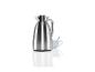 Une carafe isotherme avec une tasse blanche à côté.