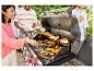Grillades estivales : burgers, poulet et légumes sur un barbecue.