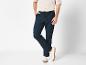 Pantalon foncé et baskets blanches pour homme.
