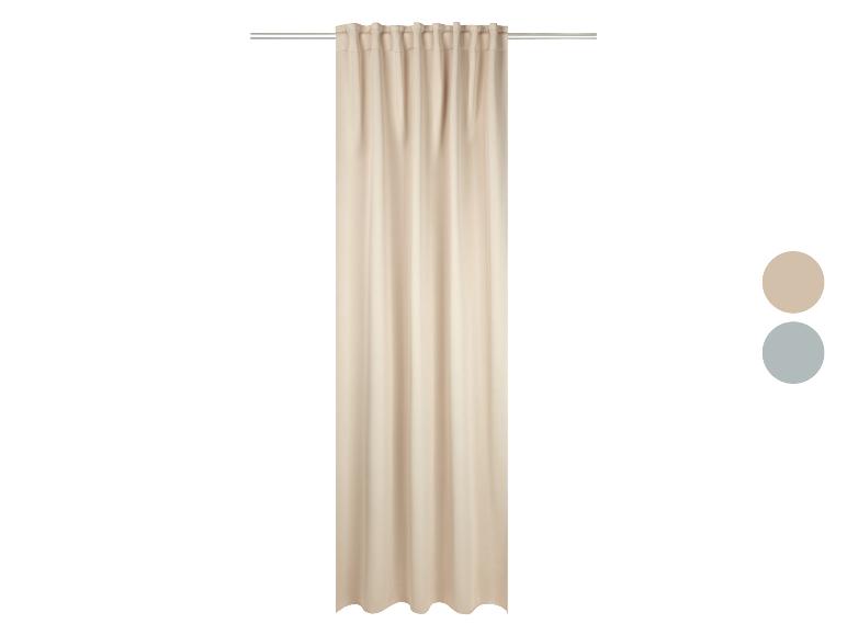 Rideau beige sur une tringle, également disponible en gris.