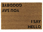 Un paillasson avec l'inscription 'I say hello, you say goodbye'.