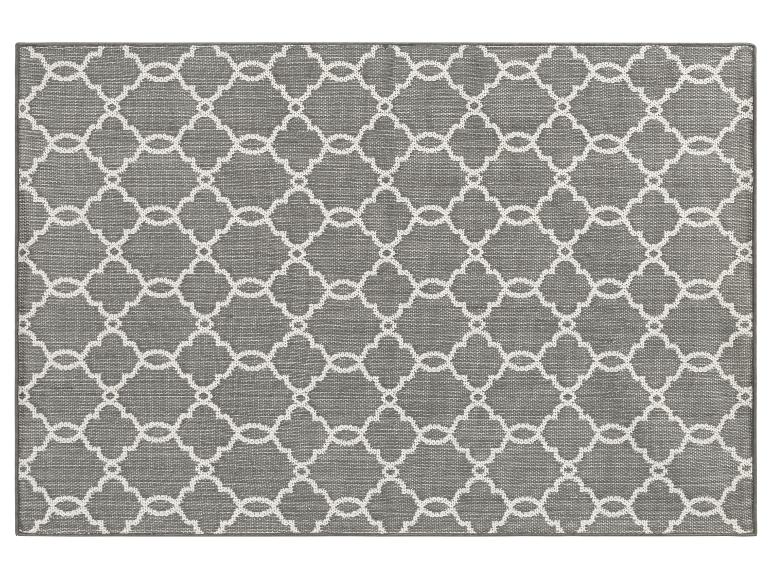 Tapis gris à motif géométrique élégant.