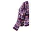 Un pull à rayures violettes à manches longues.