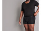 Un homme porte des sous-vêtements et un t-shirt noirs.