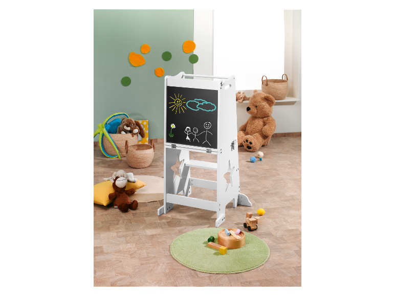 Un chevalet d'enfant avec un tabouret, idéal pour dessiner et jouer.