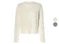 Pull blanc à manches longues en tricot torsadé.