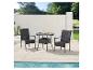 Ensemble bistrot de jardin avec deux chaises en osier noires et une table ronde au bord d'une piscine.