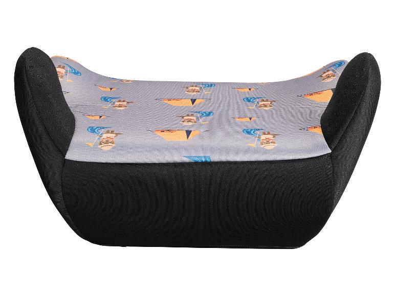 Un rehausseur de siège auto noir avec un thème de camping.