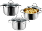 Trois casseroles en acier inoxydable avec couvercles en verre, une remplie de pommes de terre pelées.