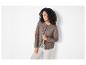 Une femme portant une veste matelassée couleur beige clair