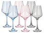 Six verres de différentes couleurs : rose, bleu et gris.