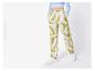 Pantalon ample à motifs abstraits et baskets blanches.