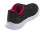 Des baskets noires avec des accents roses.
