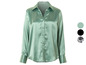 Une chemise en satin vert clair à manches longues et à boutons.
