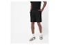 Un homme portant un short noir et des baskets blanches.