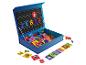 Boîte bleue avec lettres magnétiques colorées et cartes illustrées pour apprendre l'alphabet.