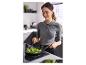 Femme cuisinant du brocoli dans une poêle sur une plaque à induction dans la cuisine.