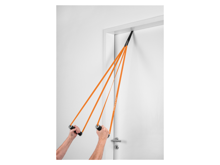 Une personne utilise des bandes de résistance Grivit sur une porte.