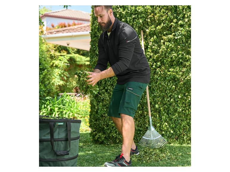 Homme avec des outils de jardin, y compris un seau Parkside vert, un râteau et une paire de chaussures.