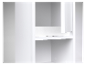 Bibliothèque blanche avec une porte ouverte.