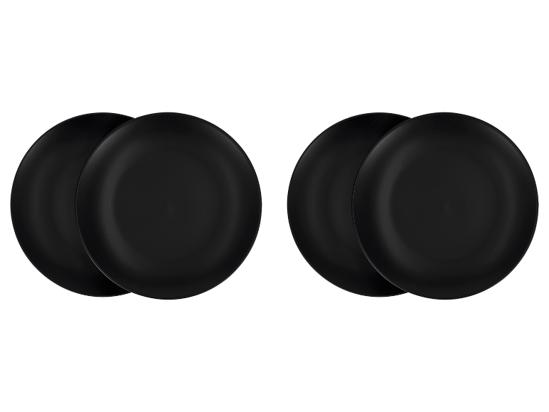 Quatre assiettes noires empilées par deux.