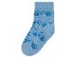 Chaussette bébé bleue avec des motifs de tracteurs bleus.