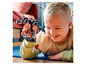 Un enfant joue avec des figurines Lego Spider-Man.