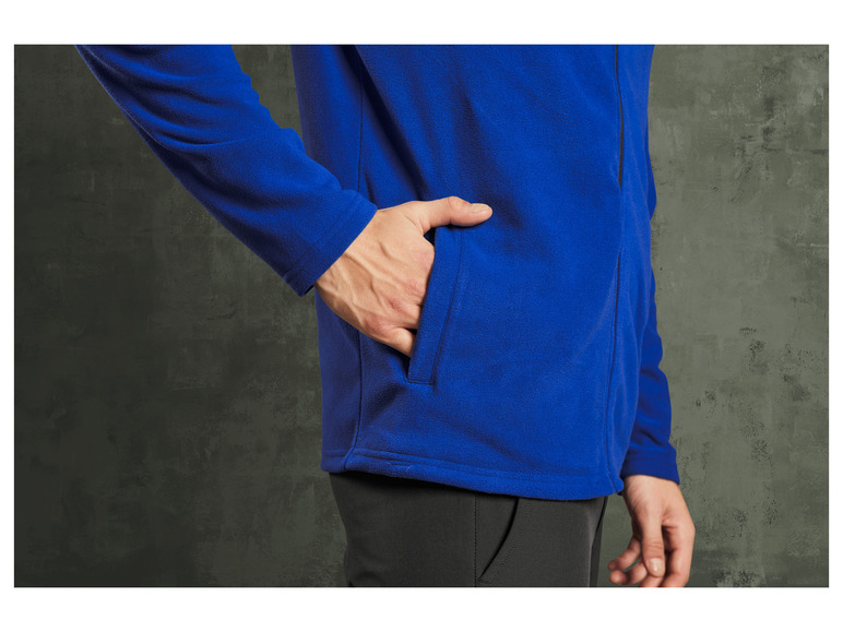 Homme portant une veste en polaire bleue avec une poche
