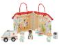 Jouet d'hôpital en bois : ambulance, figurines et accessoires médicaux.
