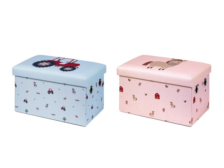 Deux poufs de rangement pour enfants : un bleu clair avec un tracteur, un rose avec un cheval.