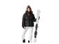 Femme en veste de ski noire, pantalon blanc et lunettes de ski, tenant des skis.