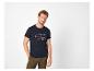 Homme en t-shirt bleu foncé avec imprimé 'AVIATION Original' et pantalon cargo olive.
