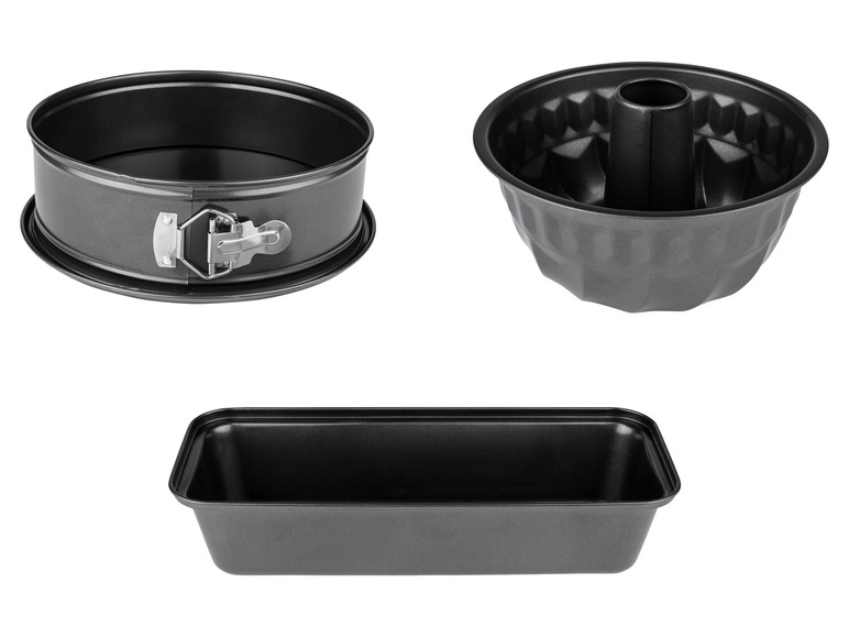 Un moule à charnière rond, un moule à cake et un moule à pain rectangulaire.