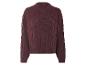 Un pull bordeaux en maille torsadée avec un col montant.