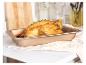 Un poulet rôti dans un plat à four