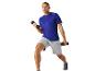 Homme faisant des exercices avec des haltères, vêtu d'un t-shirt et de shorts.