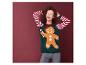 Une femme porte un pull de Noël avec un bonhomme en pain d'épices.