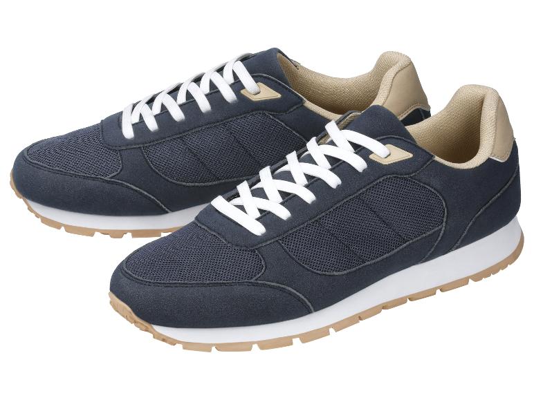 Paire de baskets bleu marine avec lacets blancs et semelles beiges