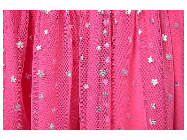 Gros plan d'un tissu en tulle rose vif avec des motifs d'étoiles argentées scintillantes.