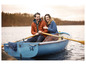 Un couple dans un bateau sur un lac, l'homme rame.