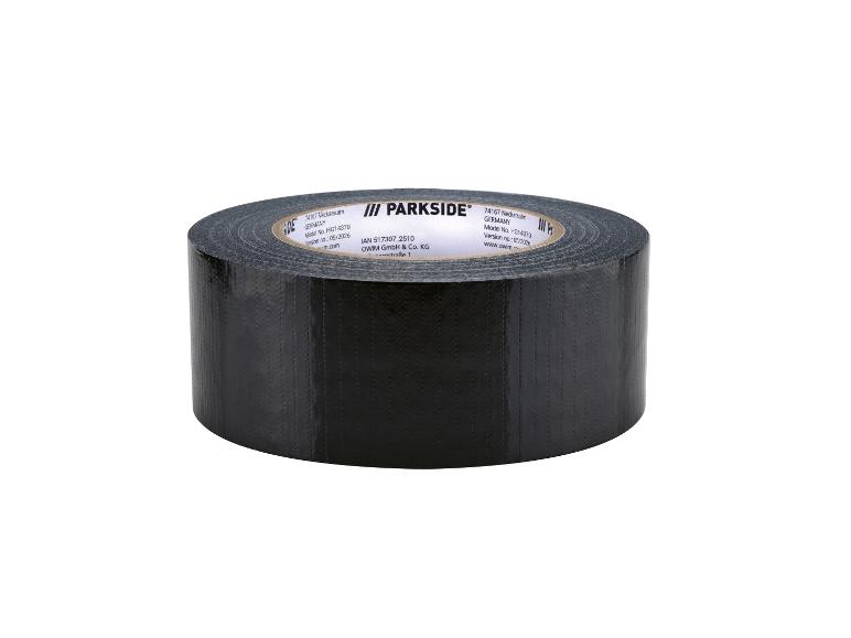 Rouleau de ruban adhésif noir avec texte blanc sur le dessus.